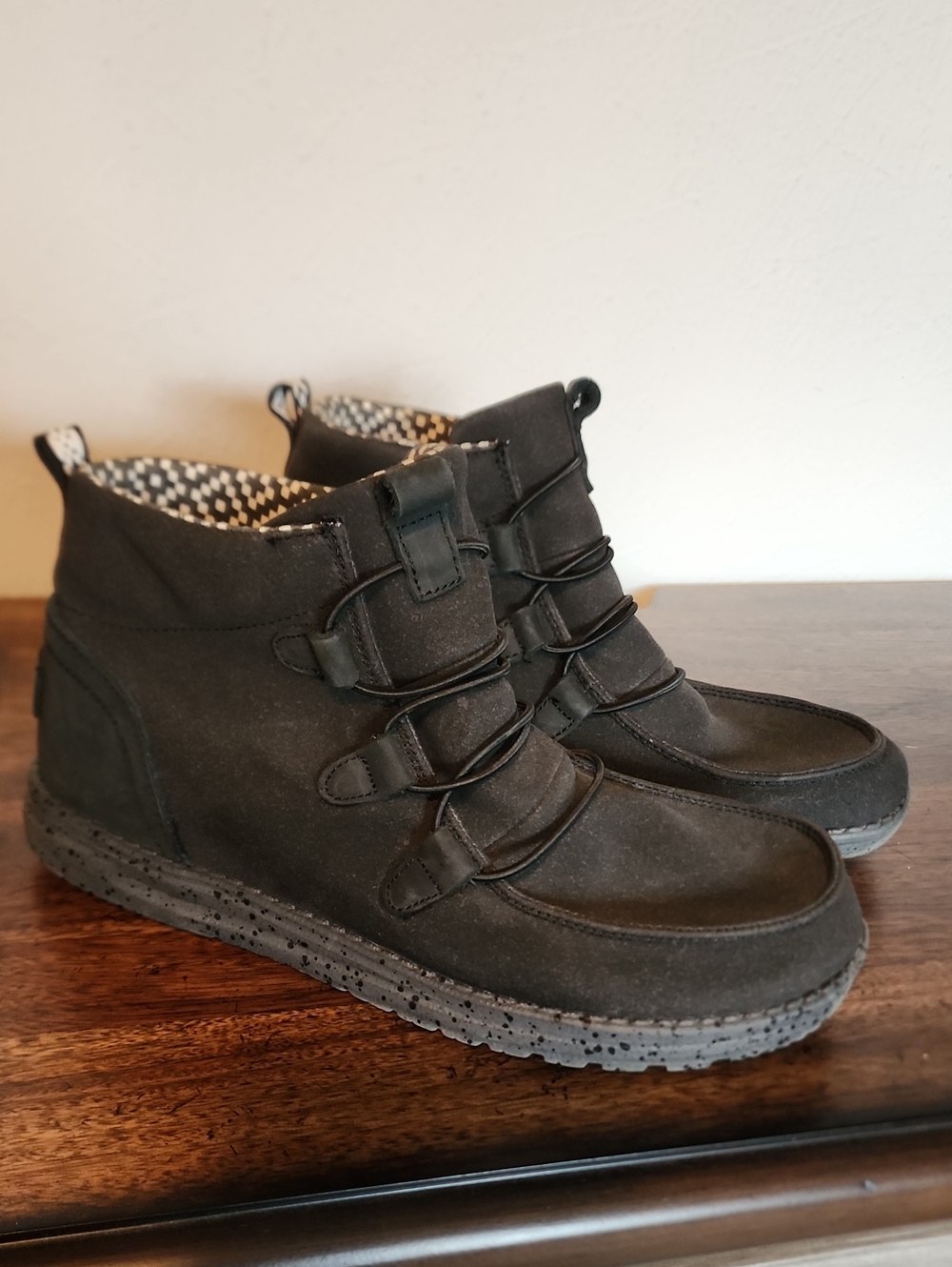 Hey Dude Womens Lea Boots Sz 9